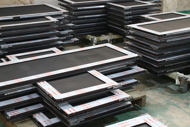 高樓層到底裝平開窗好還是裝推拉窗好？樓上樓高端門窗的解說讓人恍然大悟！